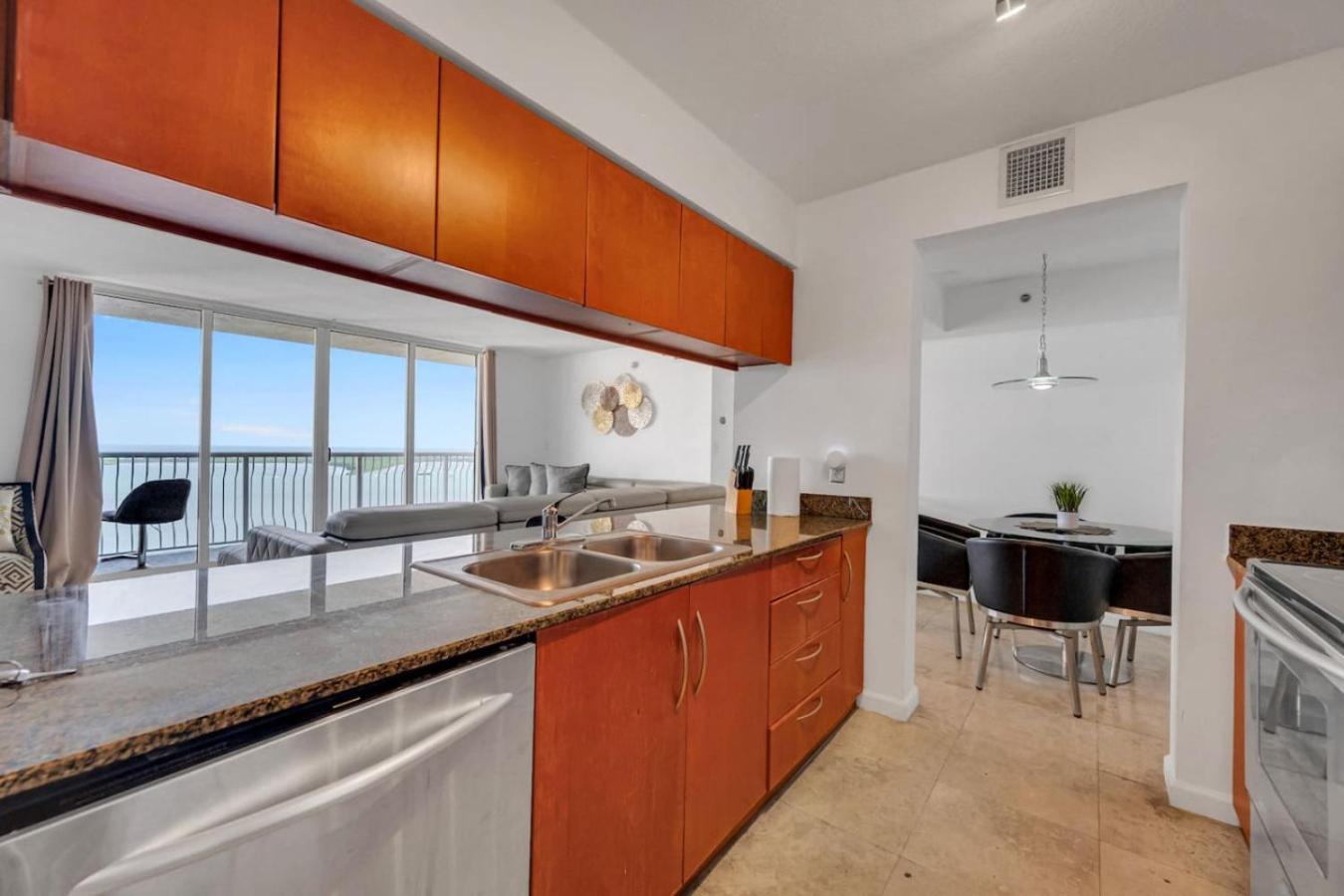 Panoramic 2br Bay-view In Brickell With Parking Miami